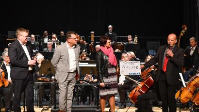 Bild: Petra Hartl
Das Siemens-Wohltätigkeitskonzert im Stadttheater Amberg brachte einen satten Erlös von 7.684,20 Euro. Bei der Spendenübergabe (von links) Michael Cerny, Hans-Peter Scharl, Ramona Grosser und Martin Reinhardt.