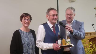 Bild: rha
Heimatpfleger Josef Schmaußer wusste viel über das Frühjahr zu erzählen. Ihm dankten mit einem kleinen Präsent Landrat und Kreisverbandsvorsitzender Richard Reisinger (rechts) sowie Kreisfachberaterin Michaela Basler.