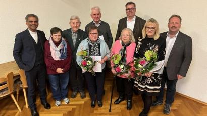 Bild: Ludwig König/exb
Urkunden und Blumen gab es für die Jubilare der KAB: (vorne von links) Präses Pater Joy, Gabi Bauer, Monika Brucker, Maria Jungnickl, Brigitte Sticht, Bürgermeister Bernhard Schindler, (hinten von links) Ludwig König, Alfons Brucker und Wolfgang Glaser.