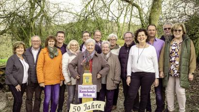 Bild: Karlheinz Tischlak/exb
Der Stammtisch "Rauschende Birken" im Jubiläumsjahr (von links): Renate Ries, Berthold Ries, Martina Bernhard, Dieter Bernhard, Sonja Tischlak, Sepp Tischlak, Maria Spaniel, Paul Potschigmann, Lina Horst, Gisela Potschigmann, Wolfgang Spaniel, Susanne Zimmermann, Paul Zimmermann, Karl Tischlak und Ingrid Tischlak.