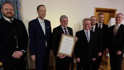 Bild: le
Der scheidende Vorstandsvorsitzende der Raiffeisenbank Floß, Jürgen Schnappauf (Dritter von links) erhält die goldene Raiffeisennadel des Genossenschaftsverbands Bayern für besondere Verdienste. Dazu gratulieren (von links) Landrat Andreas Meier, Alexander Leißl, Wolfgang Weig, Thomas Stetter, Stefan Solfrank und Josef Völkl.