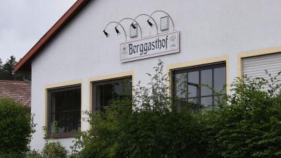 Bild: bö
Die Gemeinde Ebermannsdorf ist auf der Suche nach Unterkünften für Flüchtlinge. Der Berggasthof rückte dabei schon in den Blick, der Gemeinderat hält ihn für eine solche Nutzung aber für ungeeignet.