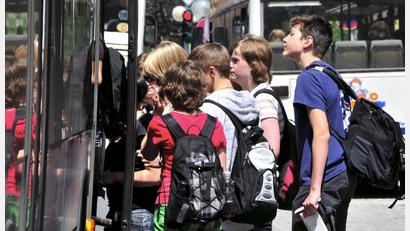 Archivbild: Karin Wilck
Schüler steigen in einen Bus. Die ÖPNV-Anbindung des östlichen Landkreises Schwandorf zu Schulen im Landkreis Cham klappt nun besser.