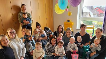Bild: Maria Sauer
Die Krabbelgruppe freut sich über die Spenden des Ortsvereins.