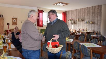 Bild: fla
Mit einem kleinen Geschenk bedankt sich SPD-Vorsitzender Hans-Peter Reil (rechts) bei Martin Troidl (links) für seine langjährige Mitarbeit im Waldthurner Gemeinderat.
