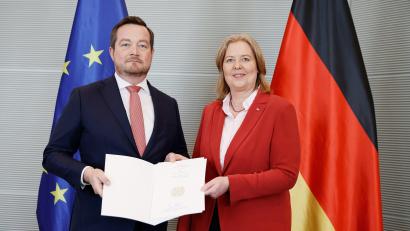Bild: Carsten Koall/dpa
Damit wird es offiziell: Bundestagspräsidentin Bärbel Bas überreicht Uli Grötsch die Ernennungsurkunde fürs neue Amt als Polizeibeauftragter des Bundes.