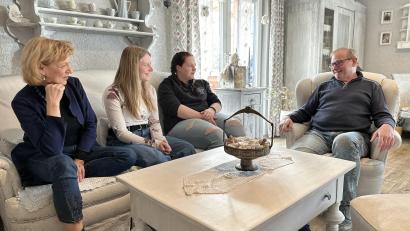 Bild: Leon Karwath
Lucie (Zweite von links) und Kateřina (Dritte von links) haben sich gut eingelebt. Mit ihren Gasteltern Gabriele (links) und Manfred Laurich verbringen sie viel Zeit.