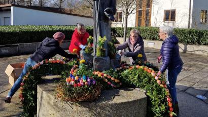 Bild: Ulrike Steinhilber/exb
Der Osterbrunnen in Schirmitz ist dank der Kolpingfrauen ein Blickfang direkt an der Hauptstraße.