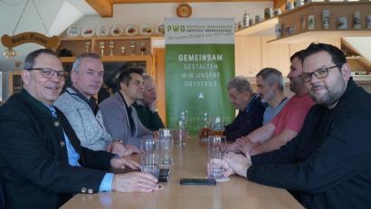 Bild: Weiss/exb
Bürgermeister Teplitzky und Stadträte der PWG diskutieren mit Bürgern aus Nunzenried im Feuerwehrhaus über Themen, die die Ortschaft betreffen.