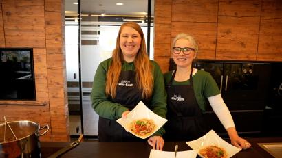 Bild: Marco Meier
Verena Schneider (links) und Eveline Hackenberg bereiten ihr Lieblingsrezept für vegane Bolognese zu.