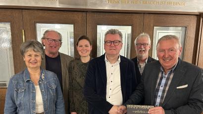 Bild: Andreas Royer
Dank und Anerkennung für seine zwölfjährige Amtszeit als Erster Bürgermeister galten Michael Göth (Dritter von rechts) von Fraktion und Ortsverein der SPD mit (von links) Dritter Bürgermeisterin Hildegard Geismann, Armin Rüger, Elisabeth Winter-Göth, Thomas Steiner und Achim Bender.
