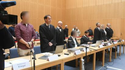 Archivbild: Gabi Schönberger
Die Verteidiger Gunter Haberl (ab Zweiter von links), Michael Haizmann, Philip Roth (Vierter von links), Rouven Colbatz (Dritter von rechts) und Jörg Meyer (rechts) plädierten am Dienstag im WSW-Prozess.,
