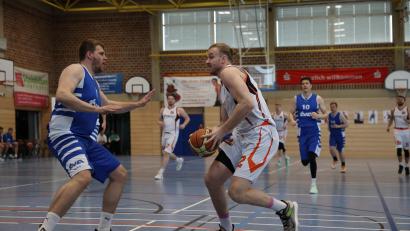 Archivbild: Dieter Jäschke
Durch die Verletzung von Jonas Meißner (am Ball) kommt ein Bruch ins zuvor starke Neustädter Spiel. Das Ergebnis: Baunach rettet sich in die Overtime und gewinnt noch.