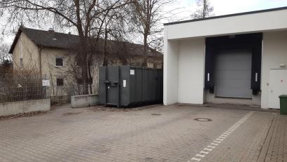 Bild: Alexandra Hautmann/fph
Täglich kommen Fußgänger aus dem kleinen Verbindungsweg zum Wohngebiet Blumensiedlung hinter dem Verbrauchermarkt und müssen dann über die Ladezone leicht bergauf gehen, um auf den Parkplatz und zum Eingang des Discounters zu gelangen.