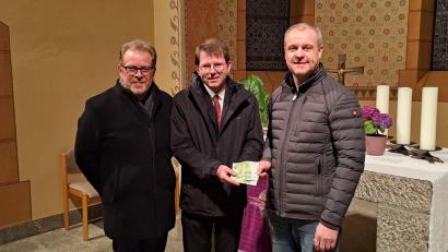 Bild: MGV Mitterteich/exb
MGV-Vorsitzender Markus Schuller (rechts) und Dirigent Michael Waldenmayer (links) übergaben eine Spende an Pfarrer Andreas Kraft.