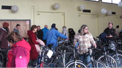 Bild: sei
Regelrecht gestürmt wurde die Fahrradbörse der SPD-Frauen, aber nach 30 Minuten lichteten sich dann die Reihen der angebotenen Drahtesel.