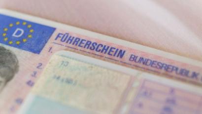 Symbolbild: Ole Spata/dpa/Symbolbild
Erst hat er seinen Führerschein abgegeben, dann fuhr er mit dem Auto durch Windischeschenbach. Für einen 87-Jährigen endete diese Fahrt am Montag abrupt.