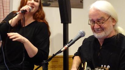 Bild: Houschka
Tanja Raith (links) und Andi Blaimer: Ein Ehepaar, das in der Nähe von Roding wohnt und sich in allen Bereichen des Lebens prächtig ergänzt. Auch und ganz besonders als Musiker.
