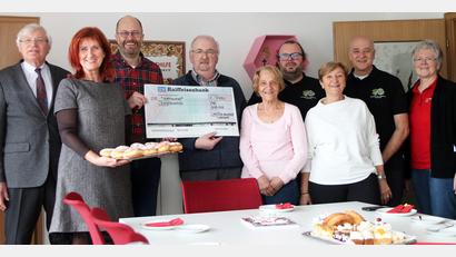 Bild: lst/exb
Lions-Präsident Florian Schott (Dritter von links) übergibt an Vorsitzenden Herbert Putzer (Vierter von links) den Spendenscheck über 8000 Euro.