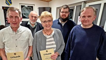 Bild: R. Kreuzer
Ehrungen stehen in der Jahreshauptversammlung des TSV Neunkirchen auf der Tagesordnung: 35 Jahre dabei ist (vorne, von links) Thomas Dendorfer, 25 Jahre Maria Siller.