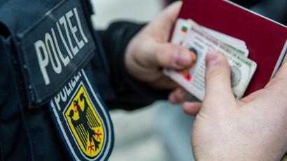 Symbolbild: Marc Müller/dpa
Vor zwei Jahren hat die Waidhauser Bundespolizei einen Lastwagen aus dem Verkehr gezogen, in dessen Auflieger Syrer und Iraker geschleust worden sind. Das Schöffengericht hat die Fahrer nun verurteilt.