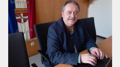 Bild: hka
Seit 28 Jahren Rathaus-Chef in Gebenbach: Peter Dotzler feiert am 21. März seinen 60. Geburtstag.