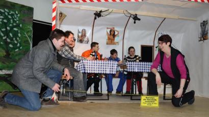 Bild: Katrin Thanner/exb
Tom Schreiners Team probt für das Singspiel. Es ist der Höhepunkt des Starkbierfestes in Pertolzhofen.