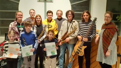 Bild: Kreismusikschule/exb
Auf dem Bild hinten der Lehrer Václav Eichler sowie ganz rechts die stellvertretende Leiterin Klaudia Kormann.