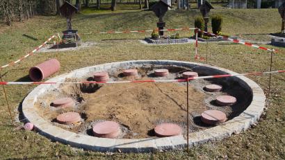 Bild: wel
Das Urnenrondell am Friedhof ist bereits angelegt und mit Thansteiner Granit eingefasst