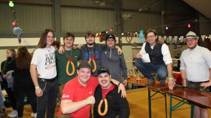 Bild: sis
Erfolgreiche Maßkrugstemmer: Vorne kniend Max Herbst und Jan Fenzel (1. Sieger), stehend dahinter Korbinian Hummel und Moritz Habermehl 2. Platz) sowie Lukas Schierl und Toni Keck (3.Platz).