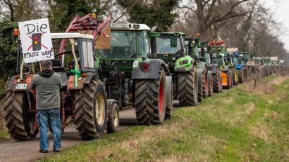 Symbolbild: Christoph Schmidt/dpa
Am Freitag könnte die Entscheidung über die Streichung der Agrardiesel-Vergünstigungen fallen. Gehen die Landwirte dann wieder auf die Straßen?