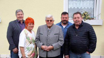 Bild: jma
Gratulationscour für Jubilar Max Riedhammer (Mitte) mit (von links) Drittem Bürgermeister Michael Streit, Tochter Andrea, Sohn Thomas und SPD-Ortsvereinsvorsitzendem Günter Sertl.