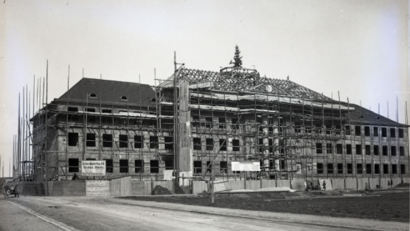 Bild: Stadtarchiv Amberg/exb
So sah es 1930 aus, als in Amberg die Schule gebaut wurde, die heute Gregor-Mendel-Gymnasium heißt.
