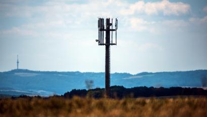 Symbolbild: Andreas Arnold/dpa
Ein Telekommunikationsunternehmen will bei Schönlind-Trondorf in Nähe der Osterhöhle einen 5G-Mobilfunkmast aufstellen, was dem Neukirchener Gemeinderat nicht gefiel. Das Gremium muss nun aber doch zustimmen.