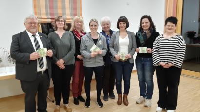 Bild: rgl
Pfarrer Arnold Pirner, Schatzmeisterin Marianne Paulus, Luise Köllner, Susi Höchtl, Rita Gleißner, Enikö Nagy, Christina Neiß, Petra Irlbacher (von links) bei der Übergabe der Spenden.