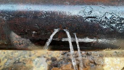 Bild:  Markt Schwarzenfeld/exb
Allein fünfzehn Mal mussten die Wasserwarte im Jahr 2023 ausrücken, um Leckagen abzudichten.. Häufige Ursachen sind Lochfraß und Scherbruch in Gussleitungen.