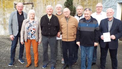 Bild: e
Die Siedlergemeinschaft Haselmühl ehrt langjährige Mitglieder (von links): Bürgermeister Roland Strehl, Irene Kugler, Vorsitzender Heinrich Schäfer, Jürgen Wolf, Franz Höreth, Klaus Dietmayr, Alfred Kraft, Klaus Bleisteiner und Hans Dietmayr.