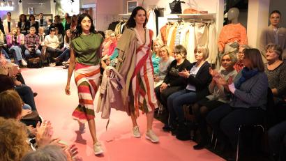 Bild: Hirsch
Ein Hingucker: Die Modenschau im Textilhaus Frey.