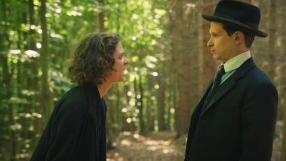 Bild: NDR/Superfilm
Eine Szene aus der Serie "Kafka": Milena Jesenska (Liv Lisa Fries, links) mit Franz Kafka (Joel Basman).