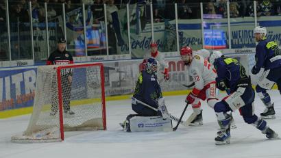 Bild: Elke Englmaier
Devils-Goalie Marco Wölfl war bei seinem Comeback einige Male im Blickpunkt.