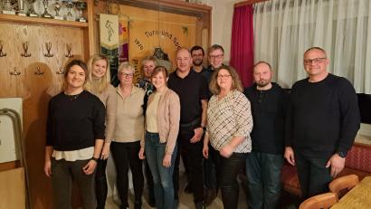 Bild: Klaus Filbinger/exb
Die neu gewählte Vorstandsriege: (von links) Nathalie Filbinger, Romina Meyer, Sandra Spörrer, Marion Jendrusch, Kathrin Heinl, Klaus Filbinger, Mathias Filbinger, Reinhard Greger, Tanja Haider, Daniel Bayerl und Bürgermeister Hubert Kraus.