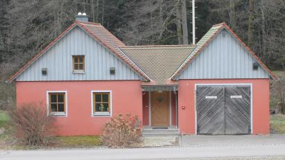 Bild: pi
Der Eingangsbereich beim Gemeinschaftshaus soll nach dem Wunsch des Kommandanten Christian Maurer auf Vordermann gebracht werden.