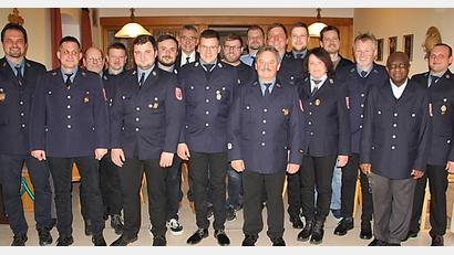 Bild: Heinrich Kraus/exb
Neu gewählt wurde die Vorstandsriege der Feuerwehr Großkonreuth. Neuer Vorsitzender ist Josef Weidhas (links), sein Nachfolger als Kommandant ist Lukas Üblacker (Achter von links). Es gratulierten Bürgermeister Franz Schöner (Siebter von links) und Ehrenmitglied Dr. Charles Ifemeje (Zweiter von rechts).