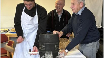Bild: cro
Gekonnt wurde das Fass von Pfarrer Gierl (links) mit drei Schlägen angezapft. Vorsitzender Franz Völkl (Zweiter von links) und Ernst Luk (rechts) beobachten das Geschehen.