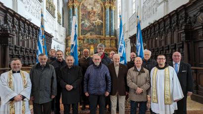Bild: Koller/exb
Die hohen Jubilare der MMC (vorne, von links): Zentralpräses Markus Brunner, Johann Horst (70 Jahre/Kümmersbruck), Franz Horst (70/Fürth), Pfarrer Johann Schinhammer (70/Schwarzenbach a.d.Saale), Josef Braun (65/Amberg), Josef Augsberger (70/Hahnbach), Vizepräses Pater Seraphin und Präfekt Michael Koller, sowie (hinten von links) Georg Horst (60 Kümmersbruck), Christian Götz (50 Vilseck), Erhard Hirmer (70 Amberg), dahinter die Bannerträger (von links) Gerhard Meier, Wolfgang Gerl, Anton Gruber und Thomas Kuhn. 

(Zweite Reihe von links) Georg Horst (60 Kümmersbruck), Christian Götz (50 Vilseck), Erhard Hirmer (70 Amberg), 
dahinter die Bannerträger (von links) Gerhard Meier, Wolfgang Gerl, Anton Gruber und Thomas Kuhn.