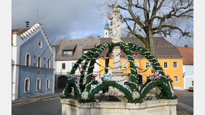Bild: bey
Ketten aus bunten Eiern zieren derzeit den Brunnen am Marktplatz in Pleystein.