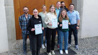 Bild: Theresia Wissinger/exb
Nach der Siegerehrung zum Wirtschaftsquiz: Die drei Gewinnerinnen (vorne, von links) Anna Grädler, Amelie Rank und Emilia Henseleit mit Vertretern der Schulen und Wirtschaftsjunioren (hinten, von links) Jochen Tuchbreiter, Katharina Fruntke, Markus Zierhut, Roman Edel und Sebastian Renners.