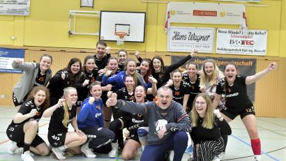 Bild: Hubert Ziegler
Riesenjubel bei den Damen der HG Amberg mit ihrem Trainer Roman Will nach dem 29:26-Sieg im letzten Heimspiel gegen die HG Hemau/Beratzhausen: Damit sind sie Meister und steigen in die Bezirksoberliga auf.