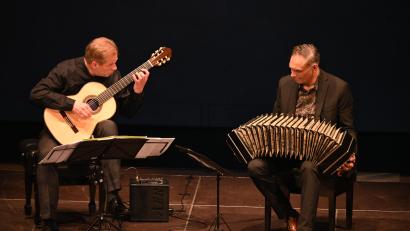 Bild: kki
Perfekte Harmonie und Übereinstimmung zeigen Victor Hugo Villena mit dem Bandoneon und der Gitarrist Friedemann Wuttke.