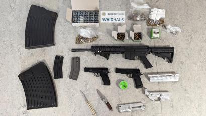 Bild: Bundespolizei / exb
Ein Arsenal an Softairwaffen stellte die Bundespolizei Waidhaus bei einer Grenzkontrolle an der A6 sicher.